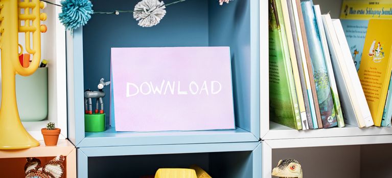 Downloadbereich – Hilfsmaterialien zu Läusen bei Kindern. Regal mit Büchern, Spielzeug und Schild mit der Aufschrift "Download", dekoriert mit kindgerechten Gegenständen.