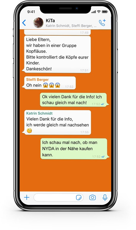 Smartphone mit einer WhatsApp-Nachrichtengruppe, in der Eltern über Kopfläuse in einer Kindergartengruppe informiert werden. Die Nachricht enthält auch Reaktionen und Dank von anderen Eltern.